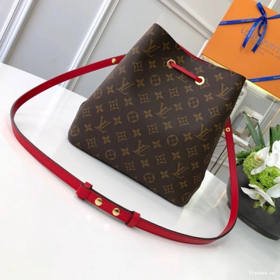 First bag ru VUITTON NÉONOÉ LOUIS 0809